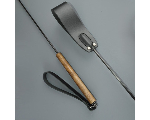 Черный кожаный стек с деревянной рукоятью - 69 см.