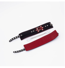 Черные кожаные оковы с красным декором и строчкой