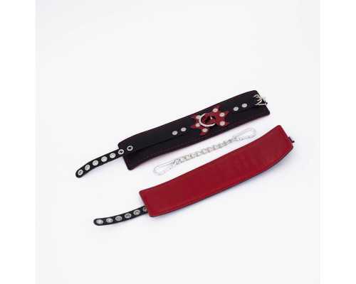 Черные кожаные оковы с красным декором и строчкой