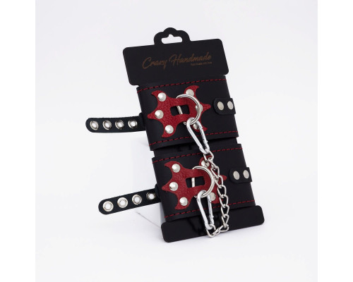 Черные кожаные оковы с красным декором и строчкой