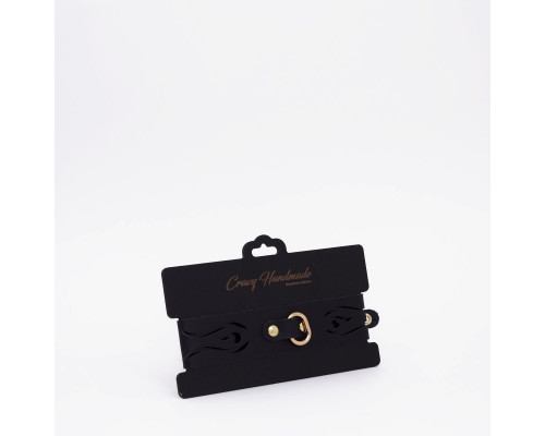 Черный кожаный ошейник с золотистой фурнитурой