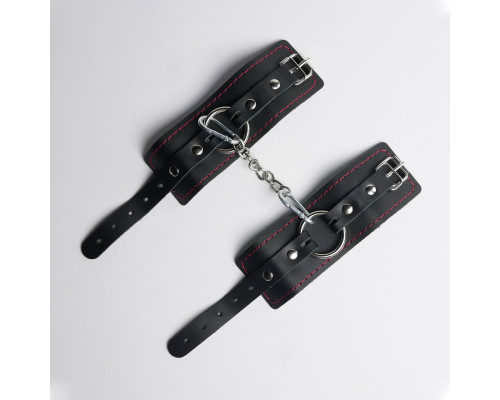 Черные кожаные наручники с красной строчкой