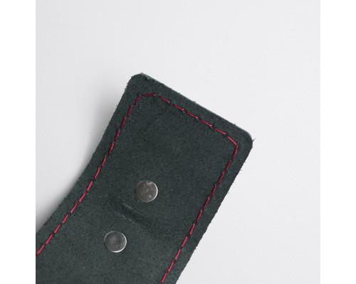 Черные кожаные наручники с красной строчкой