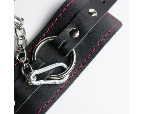 Черные кожаные наручники с красной строчкой