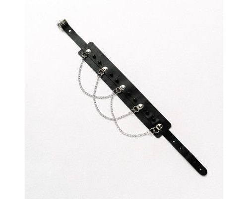 Черный чокер с шипами и металлическими цепочками