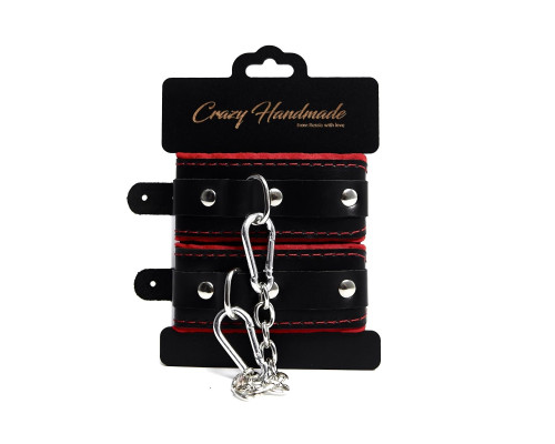Черные наручники с красной подкладкой, строчками и скругленными ремешками