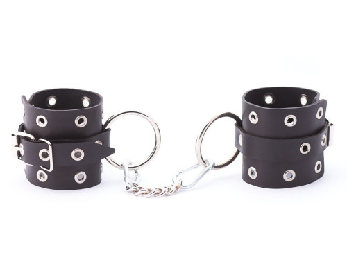 Черные кожаные наручники с люверсами