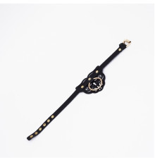 Черный чокер с клепками и золотистой фурнитурой