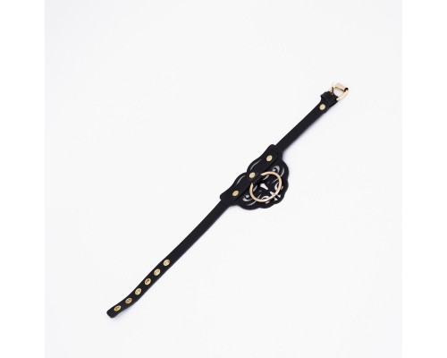 Черный чокер с клепками и золотистой фурнитурой